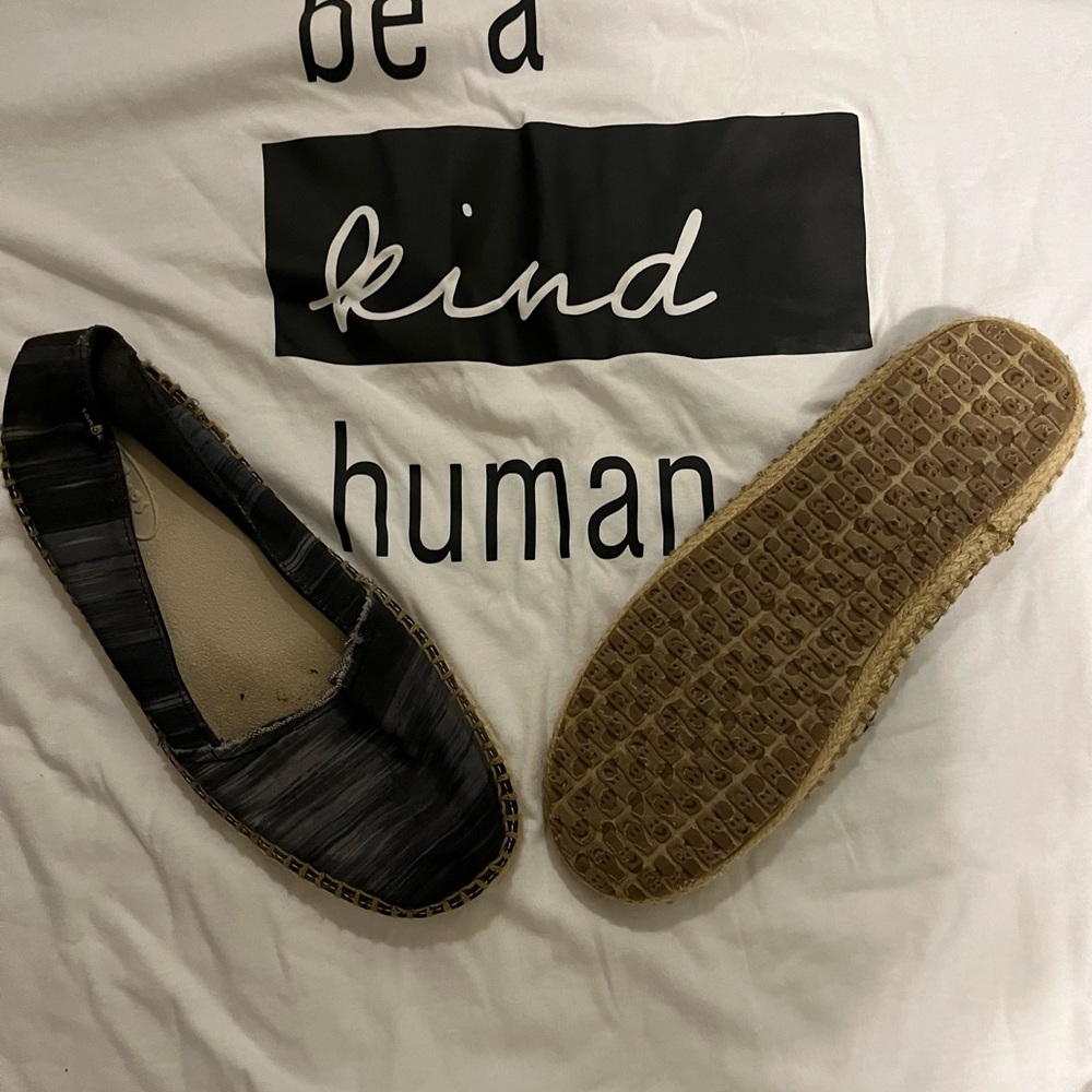 Size 7, almost new Sanuk flats